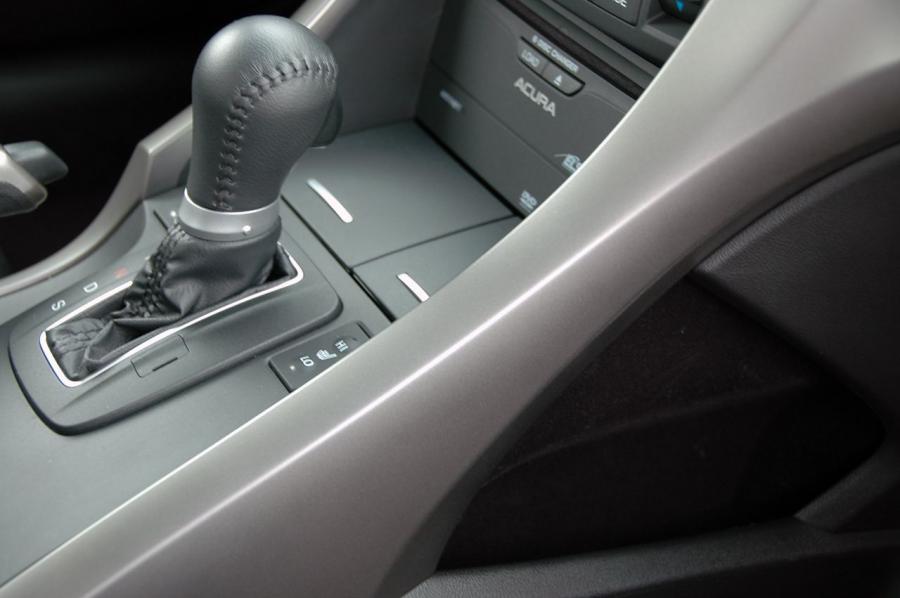 Детали интерьера Acura TSX V6 2010 года  (фото 49 из 87)